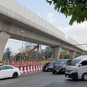 ทางของรถไฟฟ้าสายสีส้มช่วงก่อนถึงสถานีสัมมากร